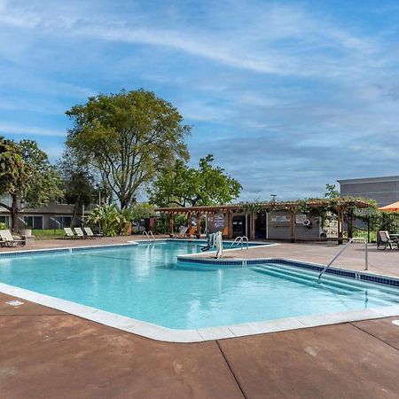 Best Western Plus Garden Court Inn Fremont Exterior photo
