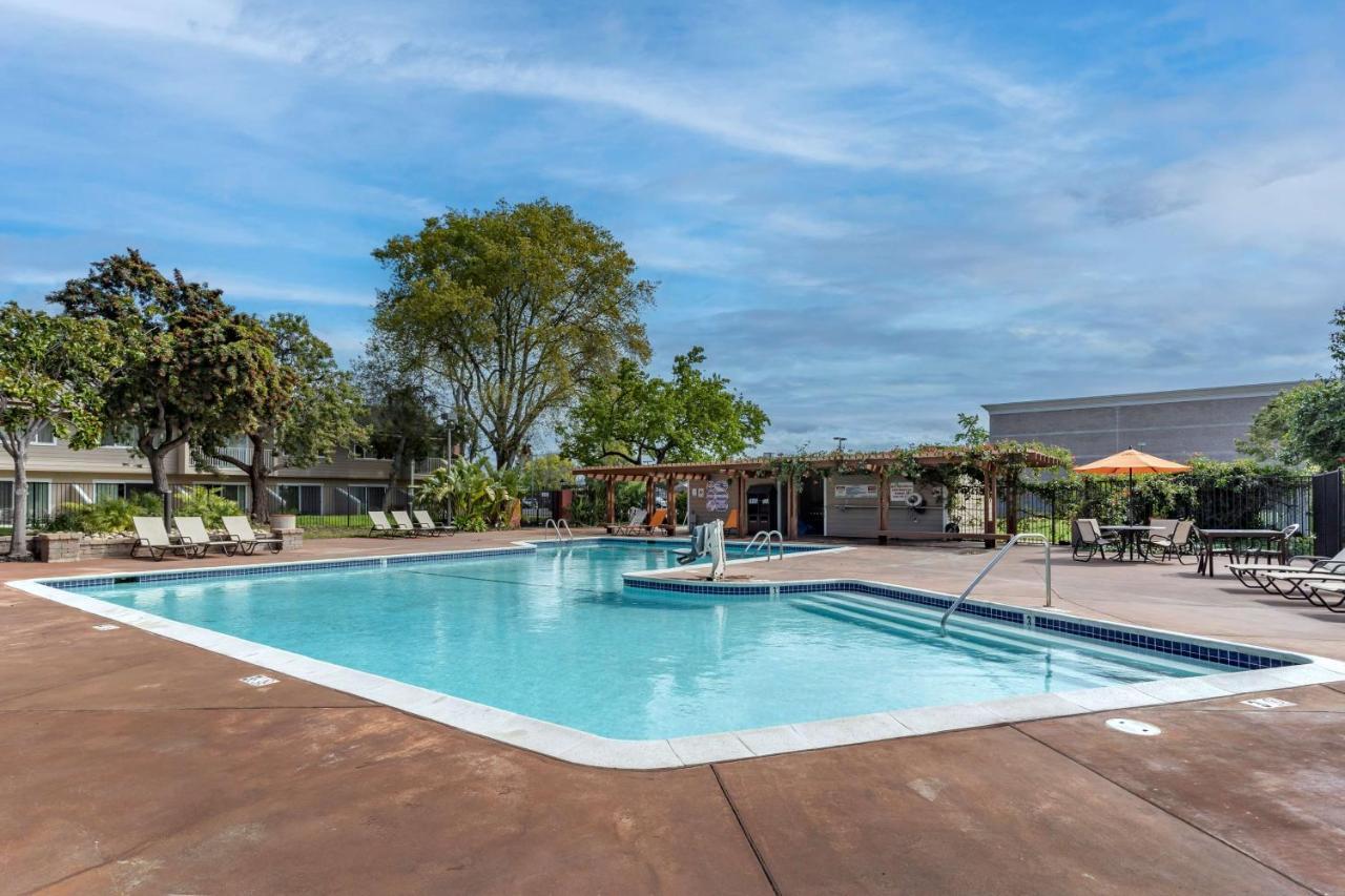 Best Western Plus Garden Court Inn Fremont Exterior photo